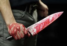 Peruano acuchilló a su mujer por recibir mensaje en el celular hombre con cuchillo con sangre
