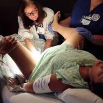 Escocia: Doctora decapita a bebé prematuro mientras atendía parto mujer