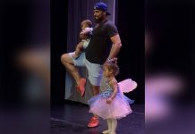 Amor de padre: Baila ballet y ayuda a su pequeña en pánico escénico padre con bebe