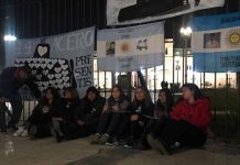 Argentina: Familias de marinos desaparecidos se encadenan argentinos