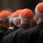 Víctimas de abusos se muestran satisfechas con renuncias de obispos chilenos chile