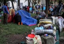 Migrantes continúan descansando en estadio de la Ciudad de México migrantes