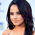 Becky G se une al #10YearsChallenge al son de Selena Quintanilla cantante
