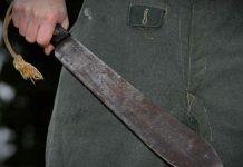 hombre con machete