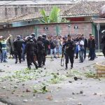 Enfrentamiento entre policías y vendedores deja un muerto en El Salvador enfrentamiento