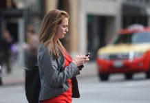 Prohibirán a peatones cruzar las calles usando celulares en Uruguay mujer distraida