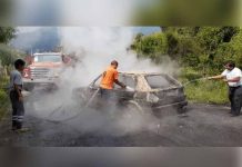 Matan a golpes a supuestos secuestradores de una niña en Michoacán vehiculo calcinado