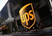 Empresa de mensajería despide a empleada por pintarse cara de negro empresa