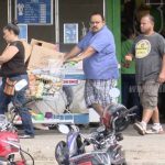 Nicaragüenses hacen sus compras en supermercados con seguridad nicaraguenses
