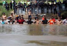 Cientos de migrantes se lanzan a caudaloso río para ingresar a México migrantes