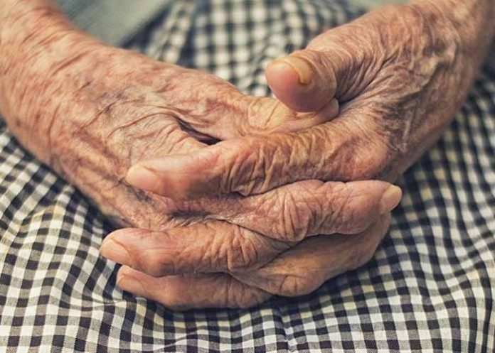 Untitled-1_hv7k8FN manos de anciana