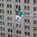 Acróbata marroquí camina sobre alambre a 53 metros de altura en Chile acrobata