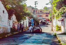 Calcinan tres cadáveres dentro de taxi en zona turística de Acapulco violencia