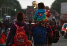 Migrantes exhaustos contestan a Trump No somos asesinos caravana de migrante