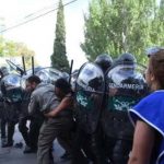 Desalojan con violencia a protestantes en universidad de Argentina argentina