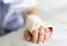 Costa Rica: Bebé muere tras recibir brutal paliza a manos de sus padres mano