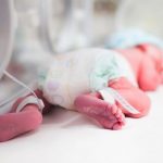 Polémica en Argentina por muerte de niña tras dar a luz por cesárea bebe recien nacido