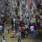 Guatemaltecos llegan a cementerios para honrar a sus difuntos dia de los difuntos