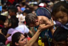 Miles de migrantes hondureños cruzan frontera de México migrantes