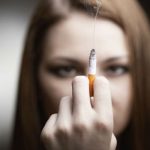 Prohíben fumar en plazas y parques de Chile mujer