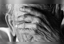 Perú: Hija perversa agrede y humilla a sus ancianos padres (VIDEO) anciano