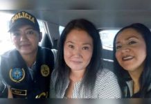 Perú: Investigan a policías por tomarse selfie con Keiko Fujimori policias