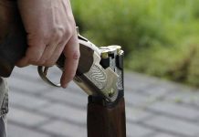 Argentina: Hombre mató de un escopetazo a su hermana melliza hombre con arma