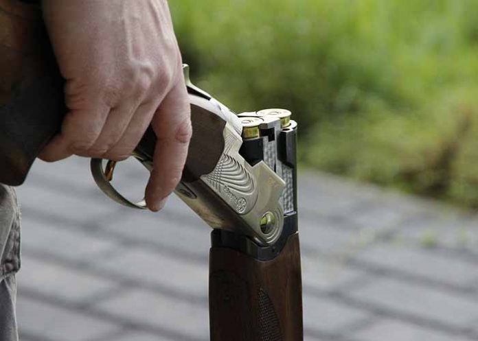 hombre con arma