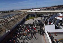 Migrantes intentaron cruzar muro con EEUU y reciben gas lacrimógeno migrantes