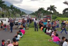 Sobrevivientes del Volcán de Fuego bloquean calles y exigen viviendas bloqueo