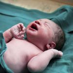 Esperanza de vida alcanza los 76 años en Brasil bebe