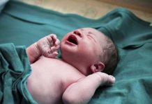 Esperanza de vida alcanza los 76 años en Brasil bebe