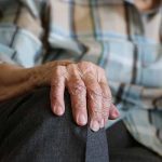 «Mi vecina se convierte en mona y nos atormenta en las madrugadas» viejita