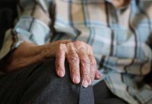 «Mi vecina se convierte en mona y nos atormenta en las madrugadas» viejita