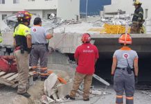 Cinco muertos tras derrumbarse plaza en construcción en Monterrey mexico