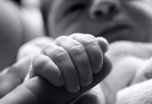 Bebé resucita y vuelve a morir en hospital de Paraguay bebe