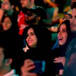 Mujeres y niños asisten a lucha libre en Arabia Saudí wwe