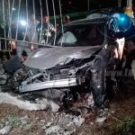 Conductor de vehículo se estrella contra un muro y se da a la fuga accidente