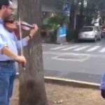 El violinista que calma a la gente durante el terremoto en México violinista de mexico