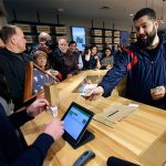 Abren 1ras tiendas de marihuana en Massachusetts, EE.UU. clientes