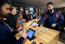 Abren 1ras tiendas de marihuana en Massachusetts, EE.UU. clientes