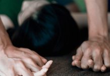 Se desmaya en fiesta y despierta en camioneta con un sujeto violándola violacion