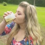 Mujer se traga la orina de su perro alegando que es la cura para el acné cura del acne