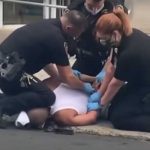 Video de un policía arrodillado sobre el cuello de un hombre desata protestas en Pensilvania estados unidos