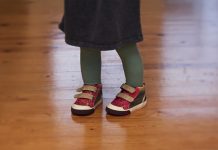 Niña al borde de la muerte por probarse unos zapatos gales