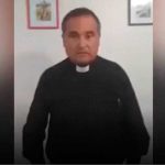 Argentina: cura intentó acosar a joven y él le puso una trampa por Whatsapp argentina