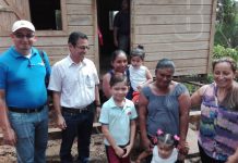 Entregan vivienda digna a madre soltera de Bluefields que perdió su casa en un incendio nicaragua
