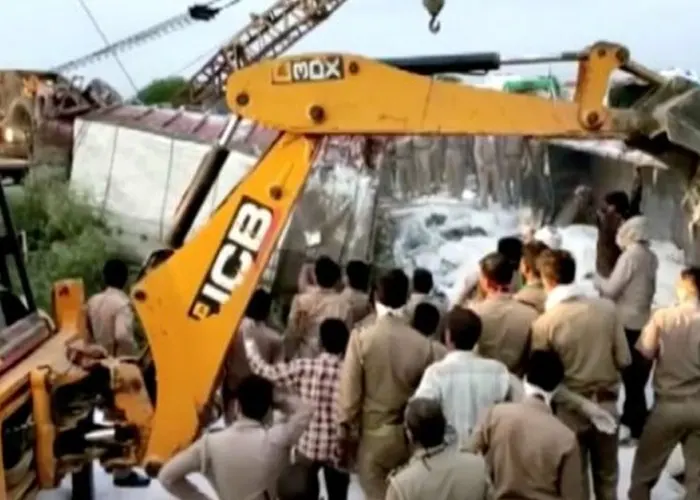 Choque entre camiones deja 23 migrantes muertos en India india