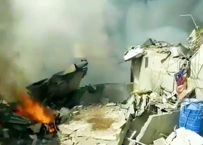 Ocho muertos tras estrellarse un avión de pasajeros en Pakistán pakistan