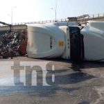 Rastra cargada de chatarra se da vuelta y guatemalteco vive para contarlo nicaragua